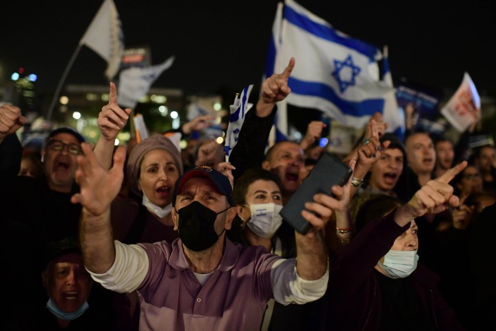 אלפים בהפגנה בכיכר הבימה: "הגיע הזמן שגם הימין יצא לרחובות"
