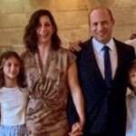 ביום שישי בנט המליץ לא לטוס, היום משפחתו המריאה לחופשה: צפו