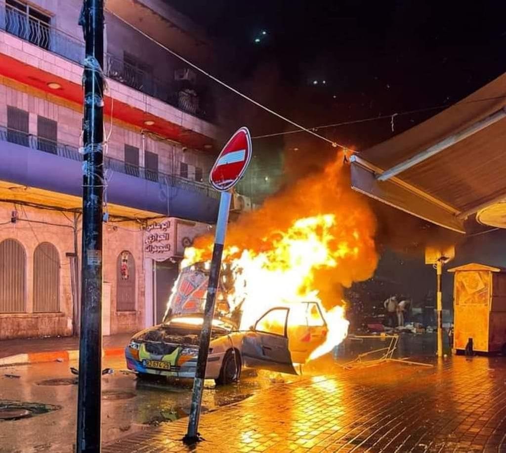 שריפת הרכב ברמאללה ע"י פורעים ערבים, צילום: רשתות ערביות