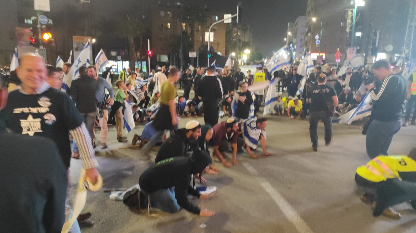 מאות בצעדת דגלים בלוד במחאה על היעדר הביטחון בערים המעורבות