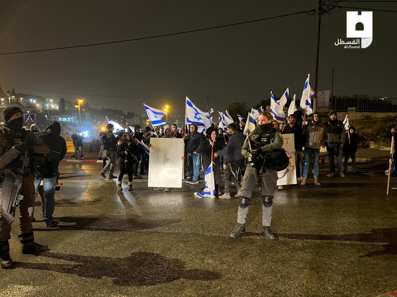 מפגינים עם דגלי ישראל במקום הפיגוע הבוקר | צפו