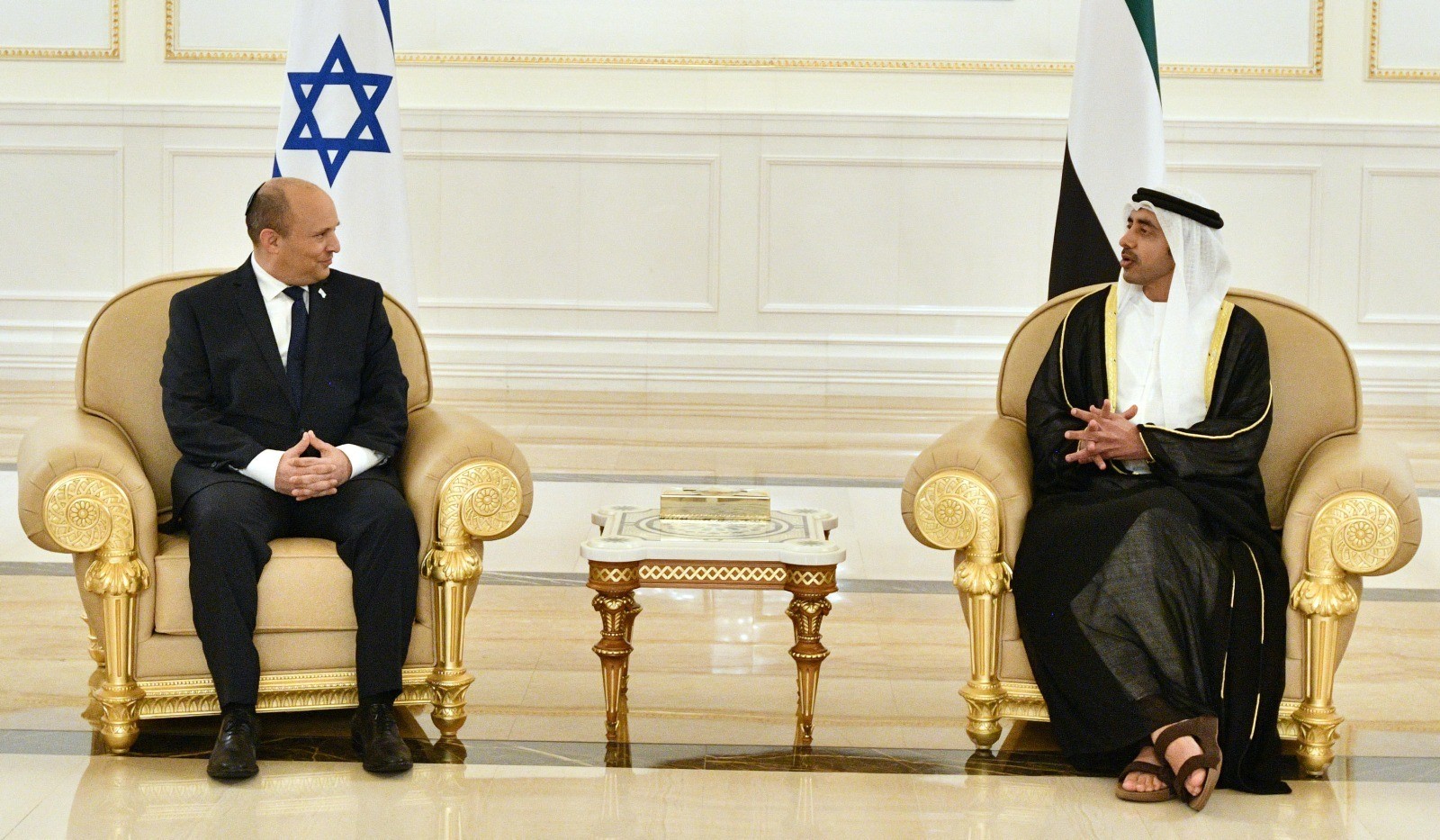 אלו הנושאים שעולים בפגישות בנט באמירויות