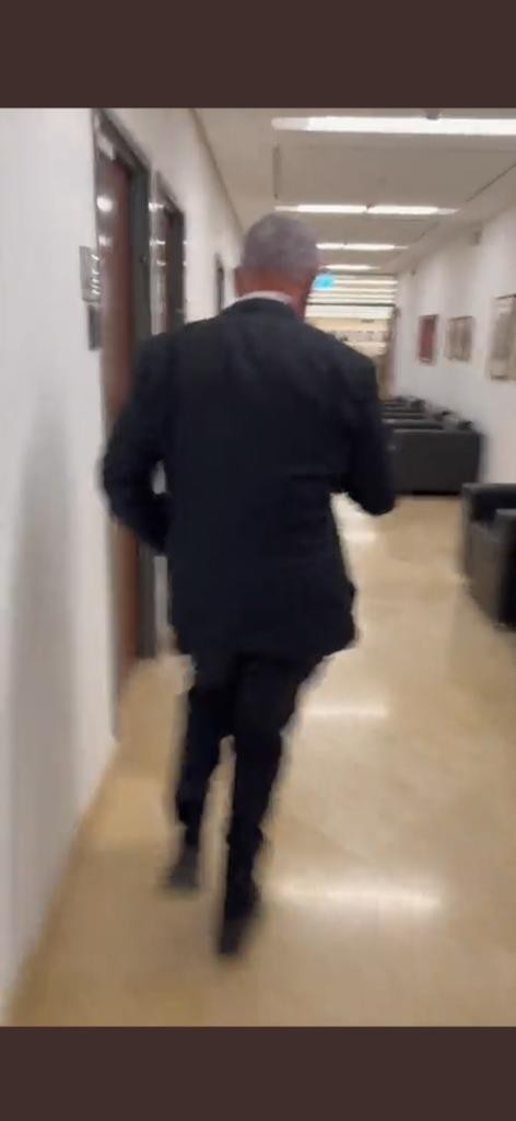 הסרטון ששבר את הרשת: נתניהו תועד רץ למליאה, העוקבים פרגנו