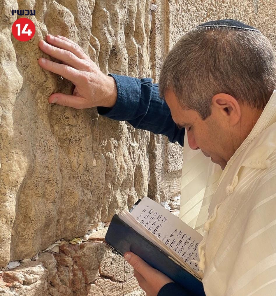 גל הירש הגיע להתפלל בכותל המערבי לקראת ניתוח חשוב מחר | צפו