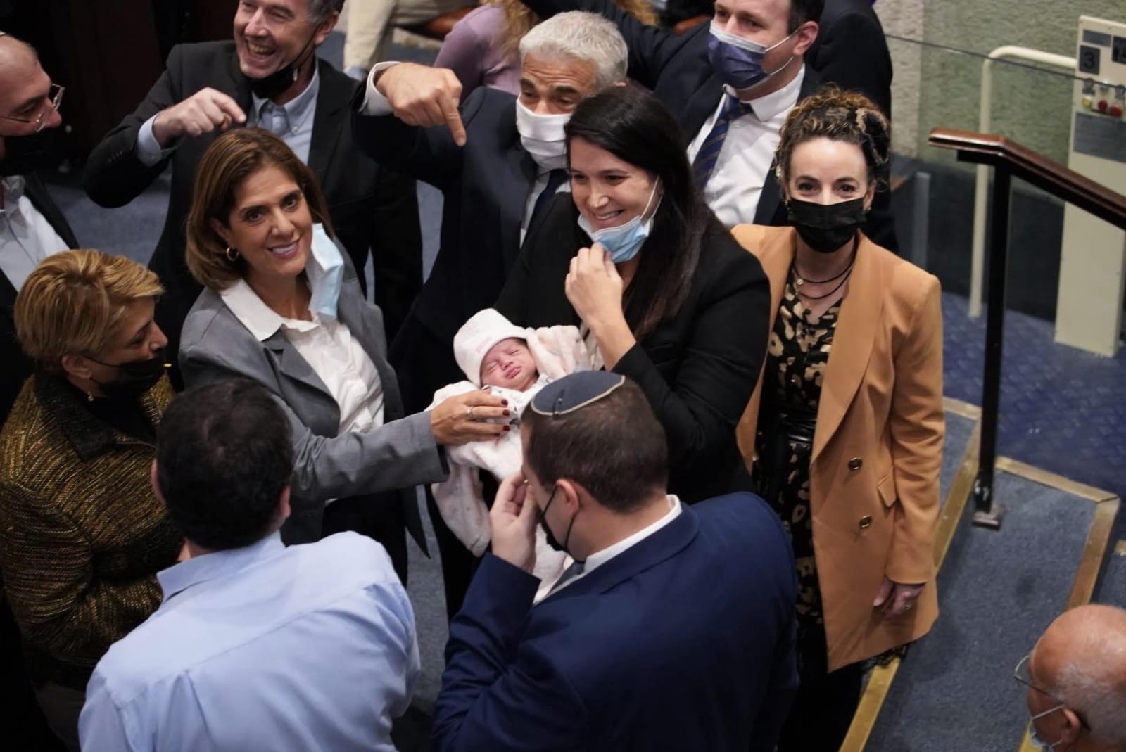 ח"כ פינטו במליאה עם התינוקת, כרם. צילום: הגר כהן