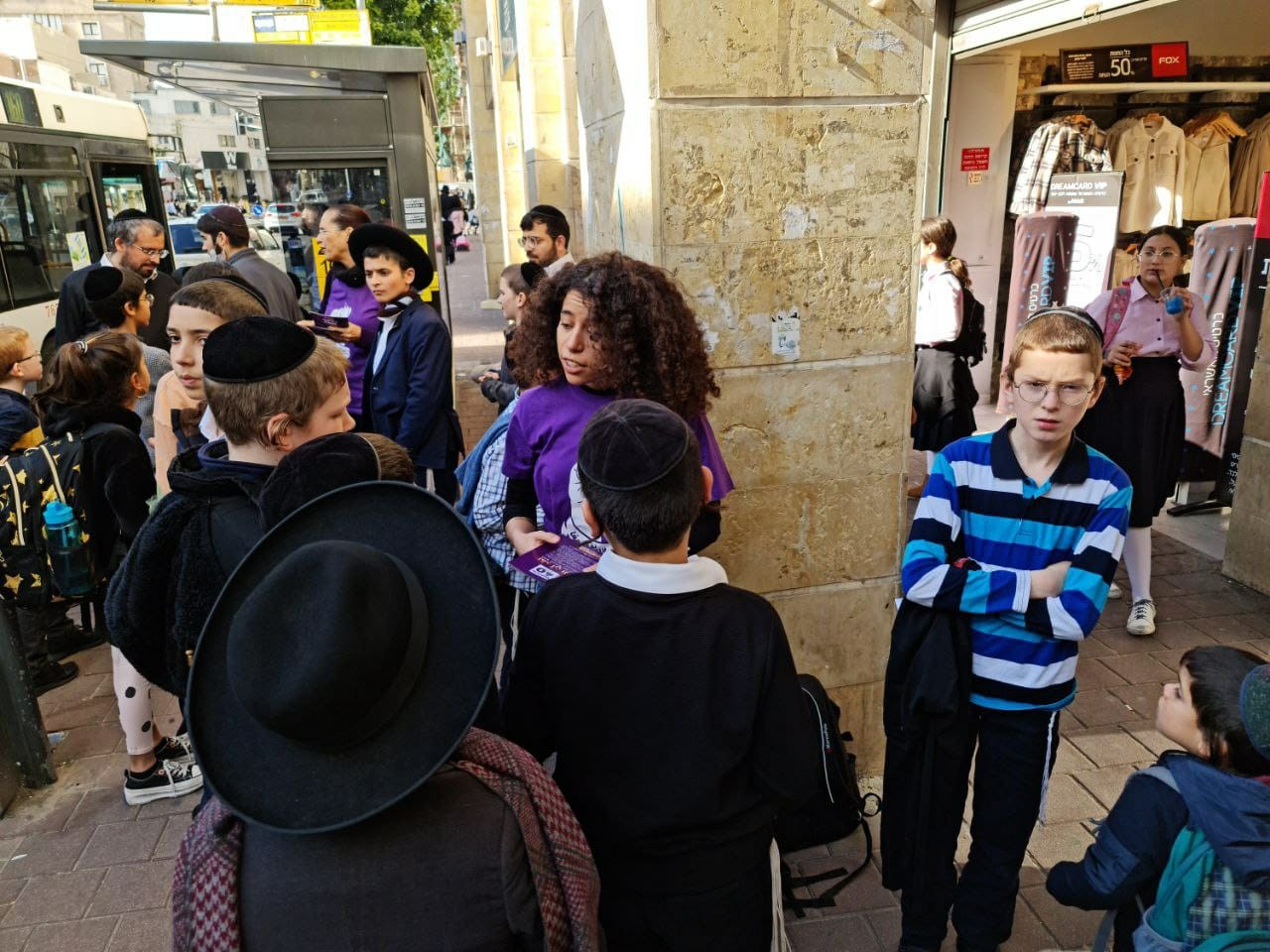 מחאה בבני ברק מחוץ לרשת פוקס: שכר רעב זה לא אופנתי
