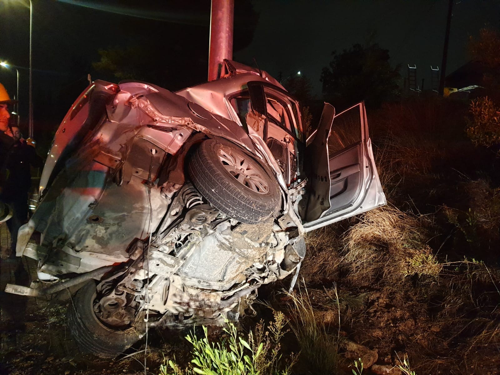 אישה בת 30 נהרגה לאחר שהתנגשה בעמוד עם רכבה במגדל העמק