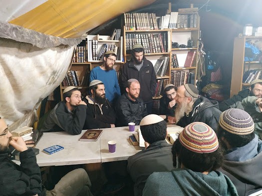 נשות חומש הפגינו מול אורבך: "הבטחת למנוע את הרס הישיבה"