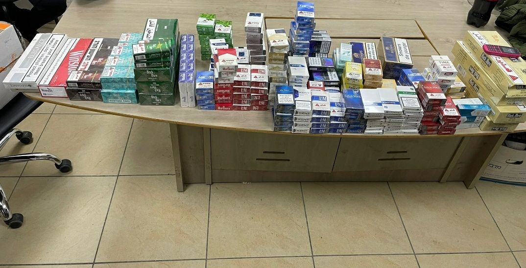 הפקרות | קופסאות סיגריות מזויפות, כרטיסי רב קו ודולרים