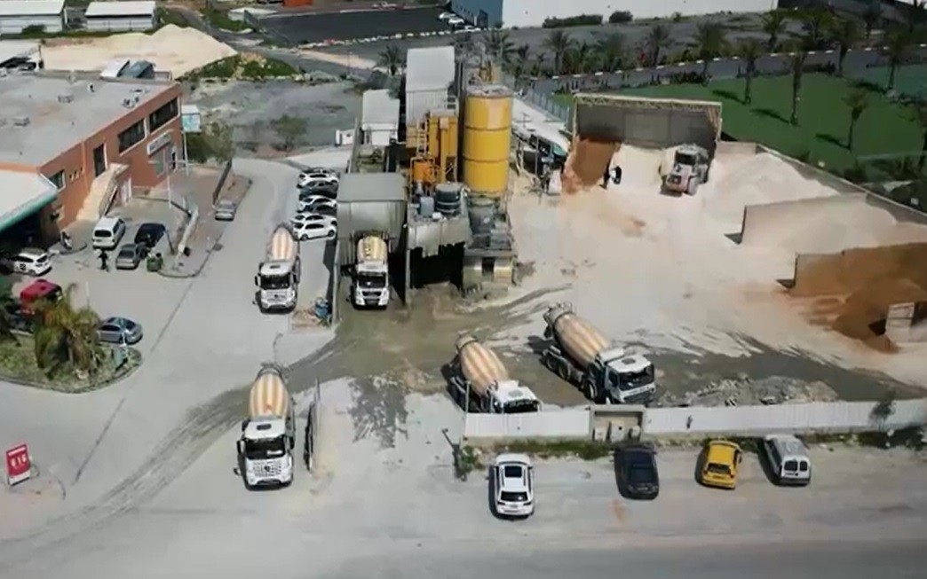 מתחת לאף: מפעלי הבטון הפיראטיים שפועלים בחברה הערבית