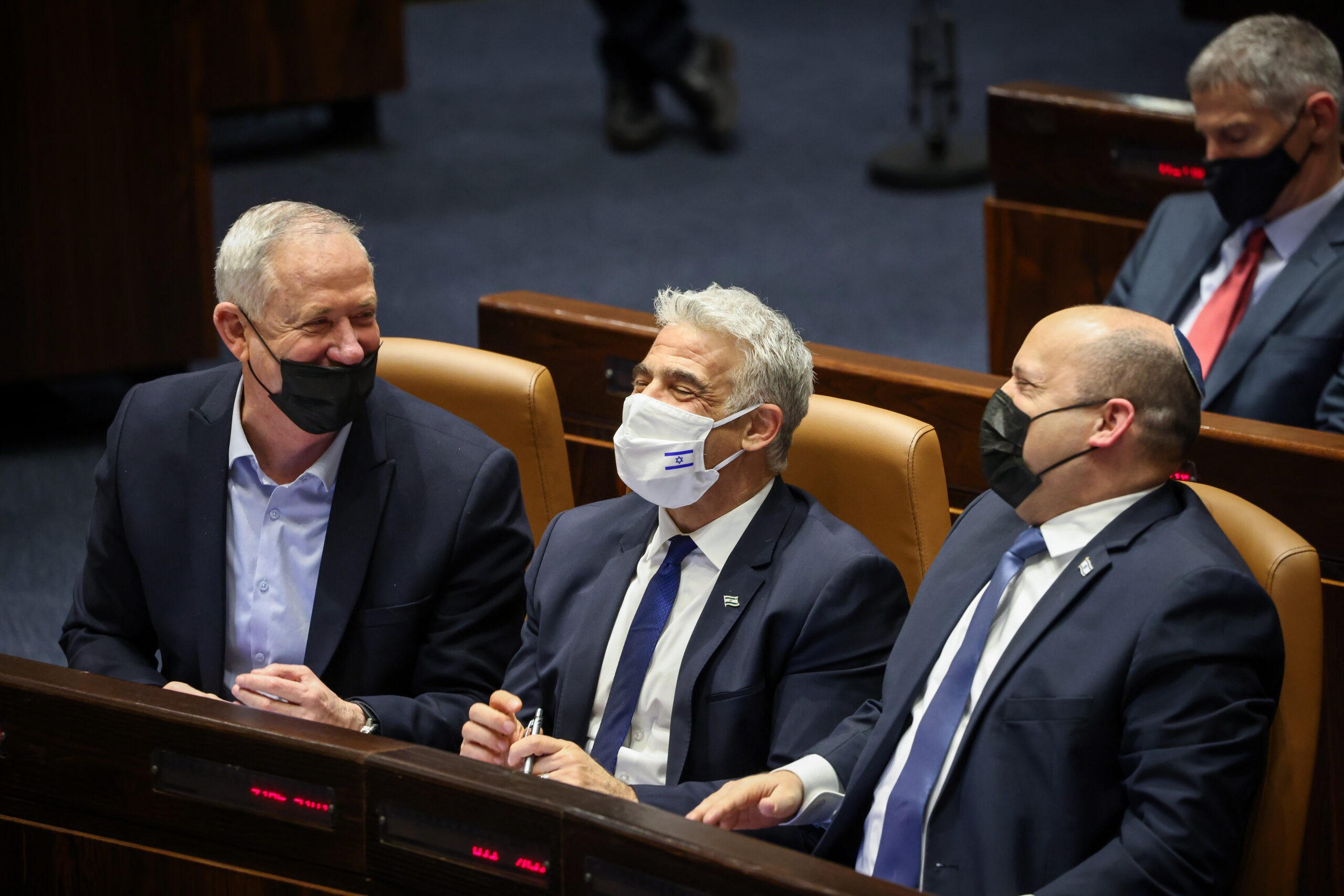 בנט, לפיד וגנץ מאושרים. צילום: דוברות הכנסת
