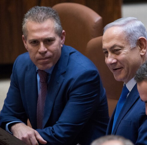 ח"כ אקוניס במתקפה: "גאים לתמוך בנתניהו, אנחנו בזים לכם"