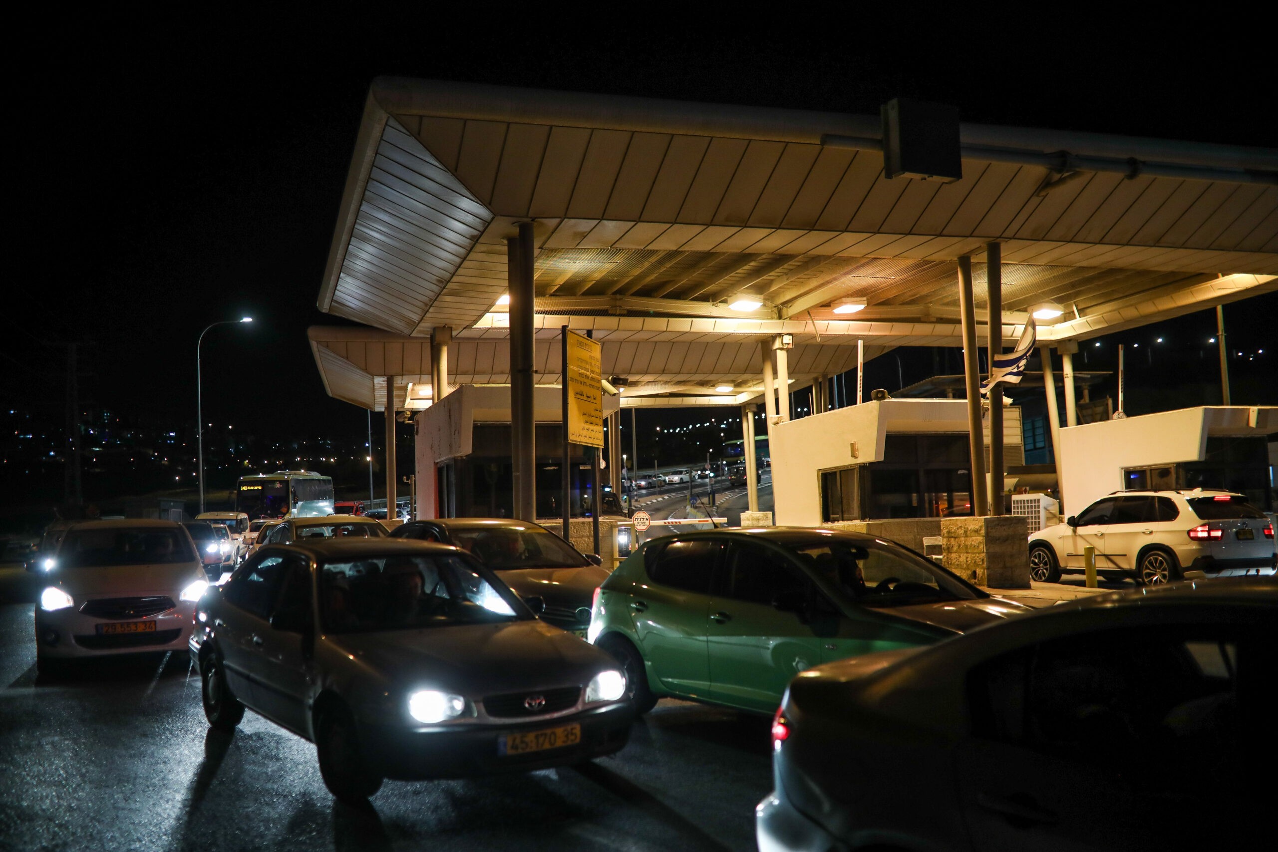 נהג ברכב גנוב והתחזה לאדם אחר: פלשתיני נעצר במעבר חיזמא