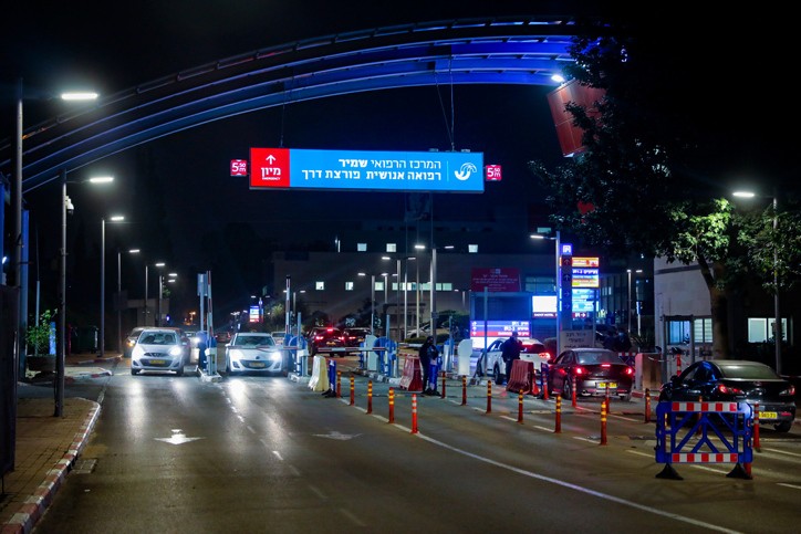 טרגדיה בנס ציונה: בת 3.5 נהרגה לאחר שגדר בטיחות קרסה עליה