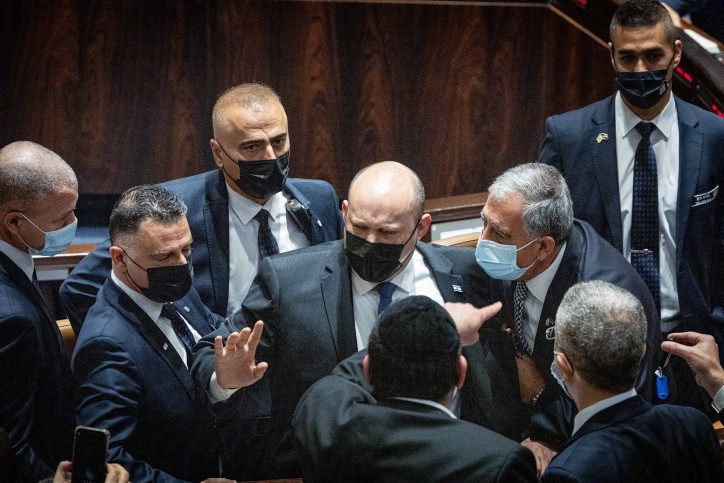 בנט טוען: ההתפרצות על סטרוק - כי הייתה ללא מסכה