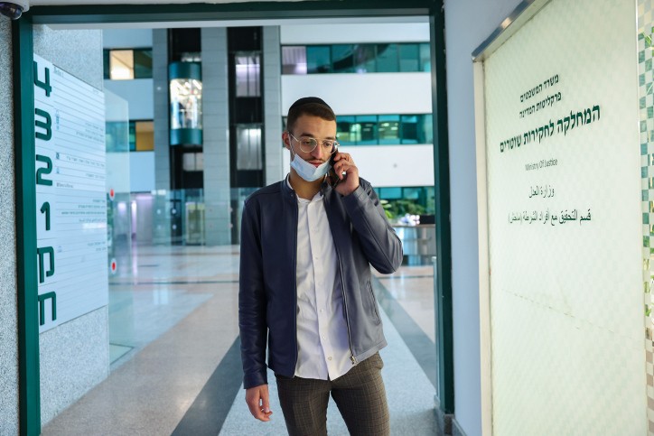 חיים מזרחי במשרדי מח"ש. צילום: יונתן זינדל פלאש 90