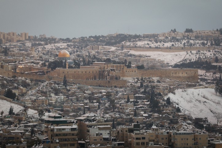 בחסות השלג: השליך ברזל על ניידת משטרה ותיעד לטיק-טוק