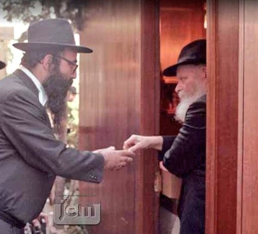 הרב פלס ז"ל עם הרבי מליובאוויטש