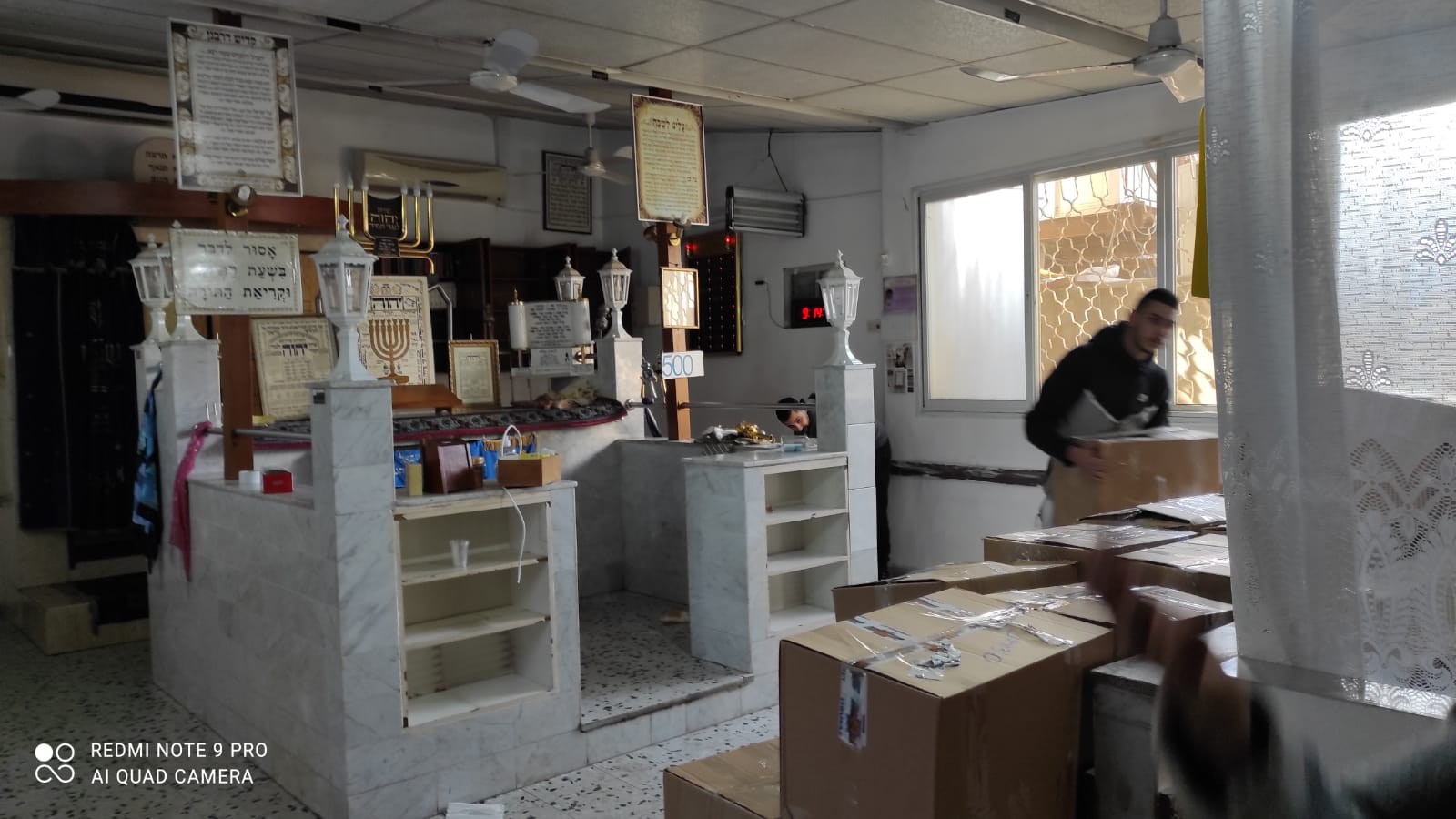אלמונים פרצו לבית כנסת בדרום תל אביב וגנבו ספרי תורה