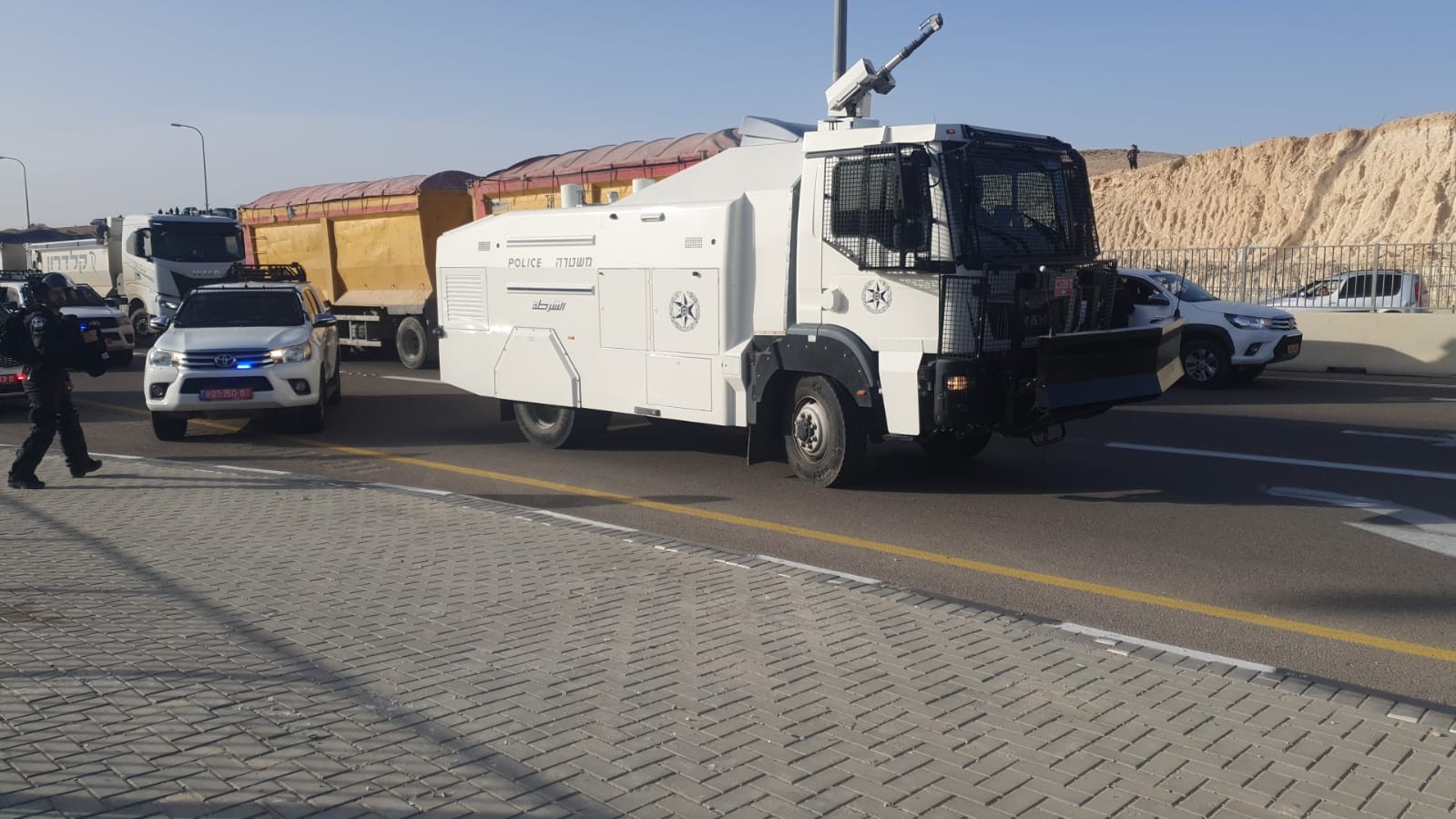 פצועים ויידוי אבנים: כאלף בדואים מפגינים כעת נגד קק"ל | צפו