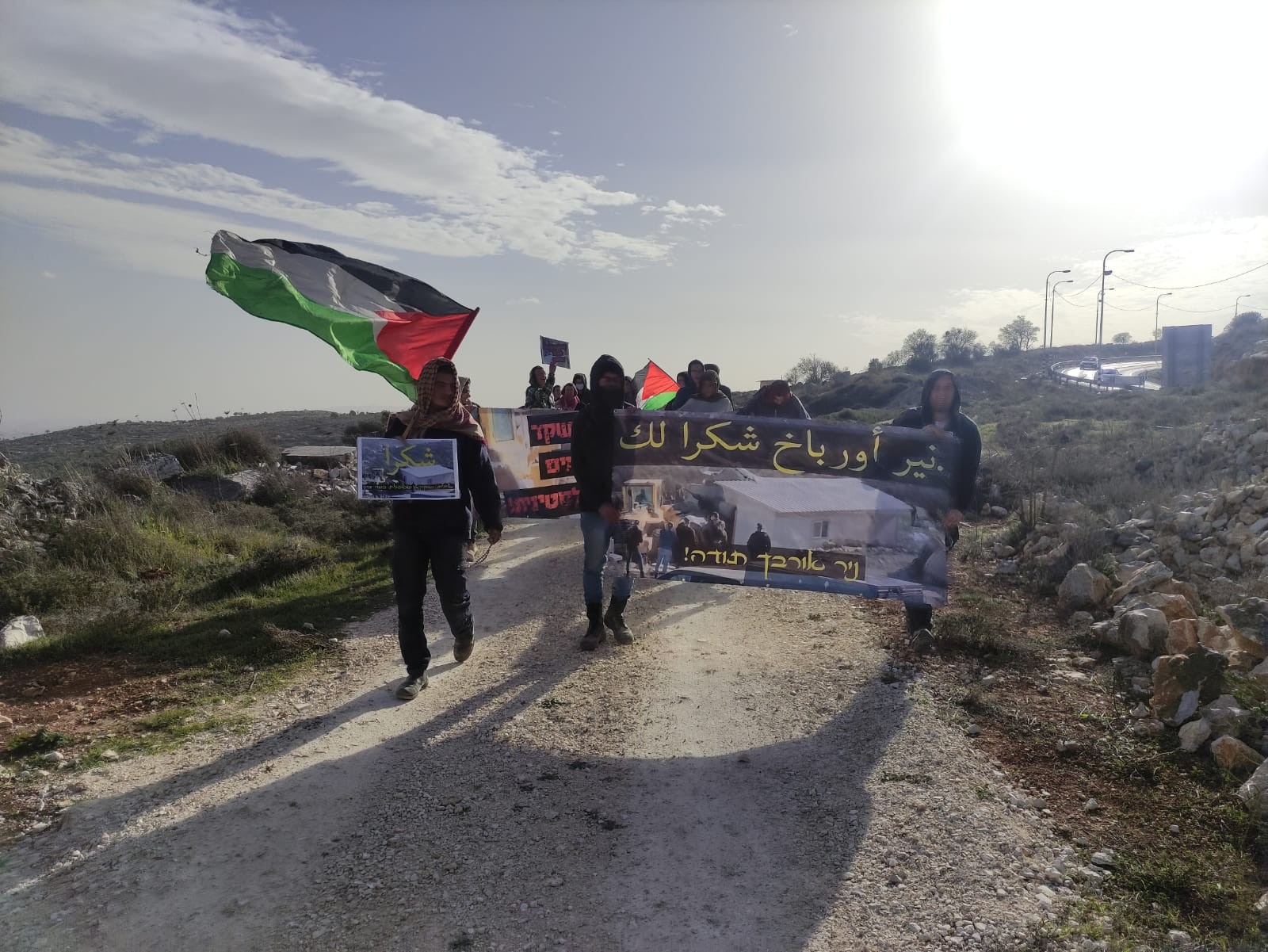 תושבי עוז ציון הפגינו עם כאפיות ודגלי פלסטין: תודה בנט ושקד
