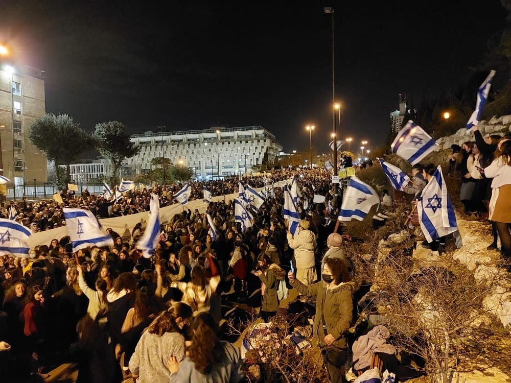אלפים מפגינים מול משרד רה"מ: "ממשלת ההונאה - נמחה את זכרה"