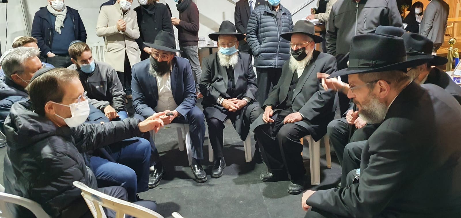 רבני חב"ד מנחמים את הנשיא, הערב