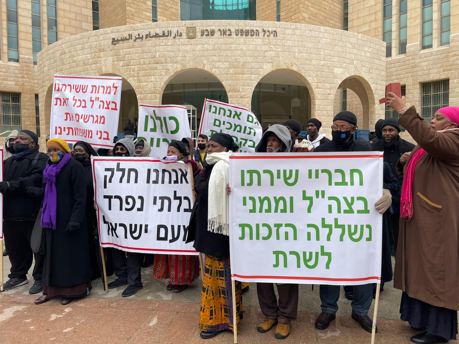 עשרות מחברי קהילת העבריים הפגינו מול משרד הפנים נגד גירושם
