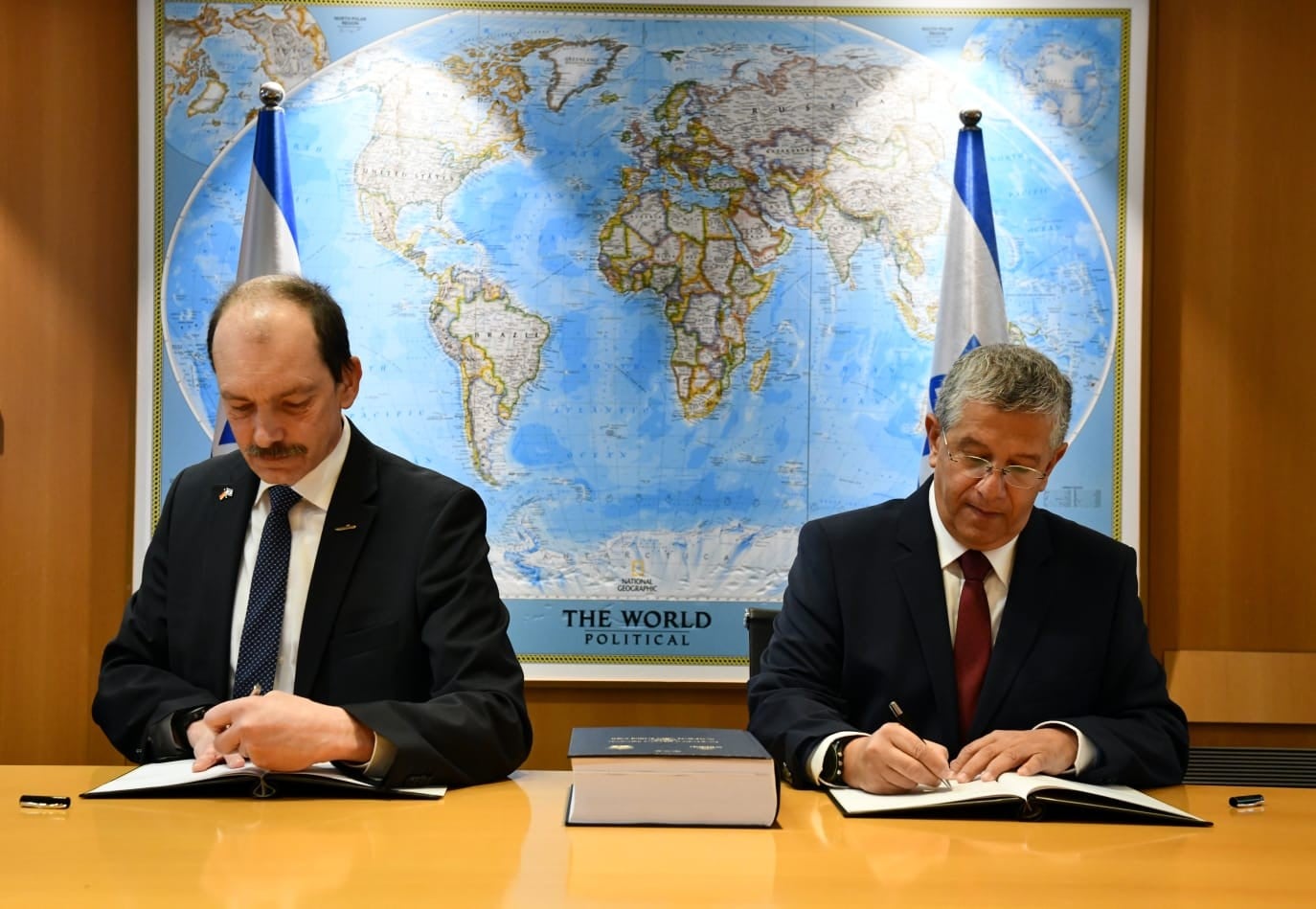 ישראל וטיסנקרופ הגרמנית חתמו על הסכם לייצור שלוש צוללות