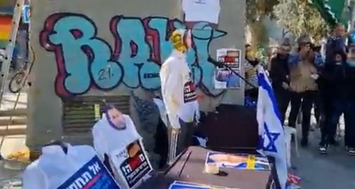 צפו: בעלי העסקים זורקים ביצים על בובות בנט וליברמן