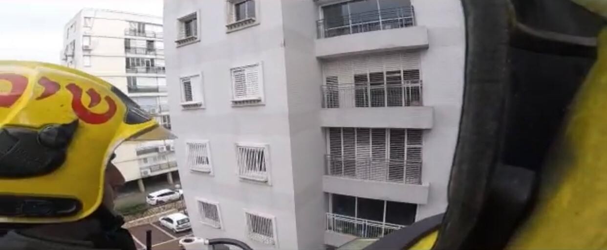 מהאוויר: כך חילצו קשישה שנפלה בביתה | צפו
