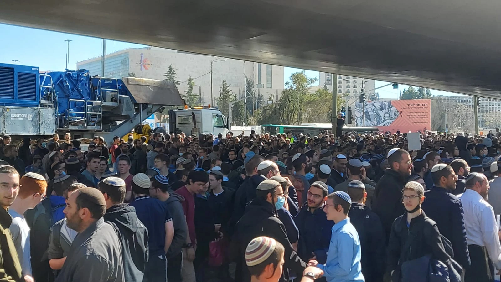 אלפים צעדו במחאה נגד השר כהנא: "מוכר הכל בעבור נזיד עדשים"