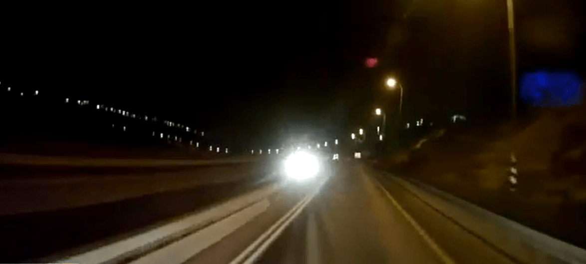 בכי וצעקות בנסיעה: רכב חולף ומשליך אבן לעבר אוטובוס בי-ם