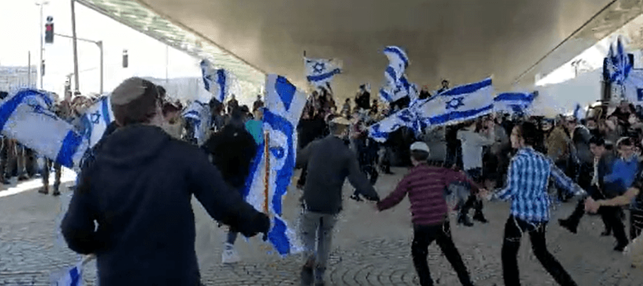 אלפים בצעדת ענק נגד השר כהנא: "ביזוי התורה ע"י חובשי כיפה"
