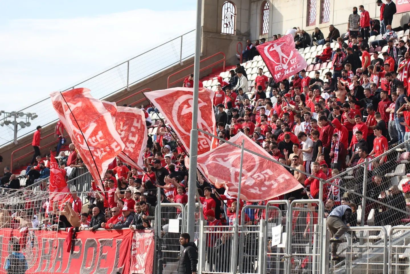 אוהדי הפועל תל אביב, יתחילו את דרכם היום בליגה הלאומית, היא תוקטן? | צילום: הפועל ת"א
