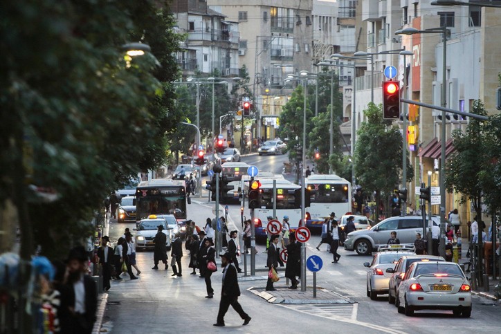 תועד ברשתות כשהוא נוסע באור אדום נגד כיוון התנועה − ונעצר