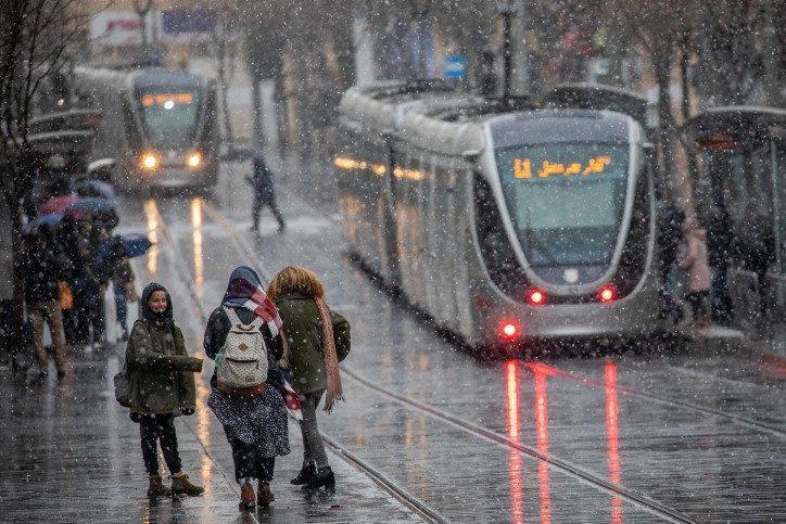 כתב אישום יוגש כנגד בן 14 שיידה אבנים לעבר הרכבת הקלה