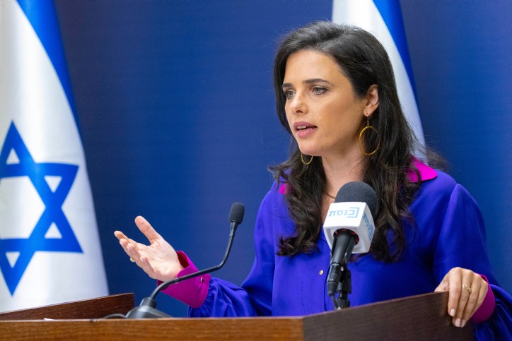 "שחקנית מבוימת": אשת התקשורת מביכה את איילת שקד