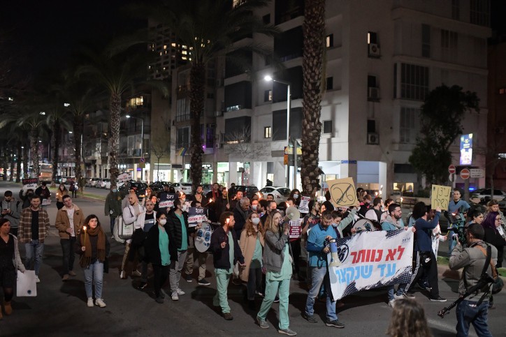 "כשהמחלקות קורסות, אנחנו קורסים" − המתמחים חוזרים לרחובות