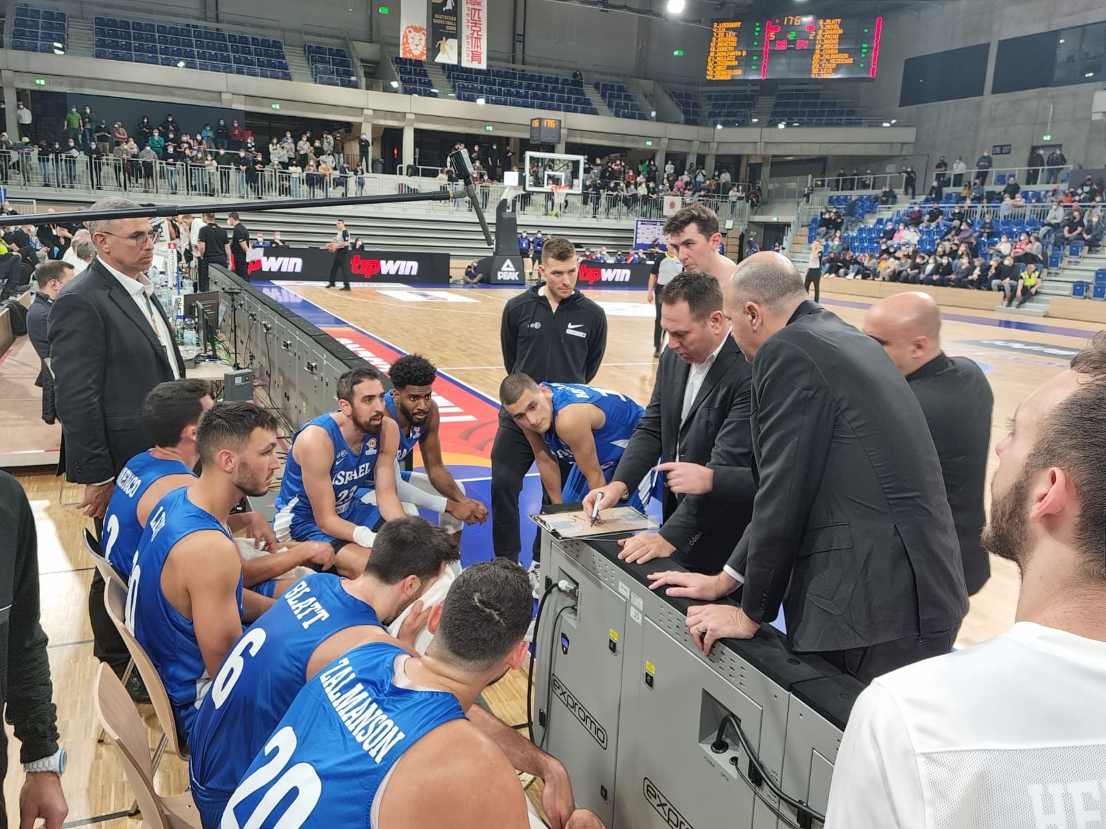 מאמן נבחרת ישראל גיא גודס ושחקני הנבחרת. צילום: איגוד הכדורסל