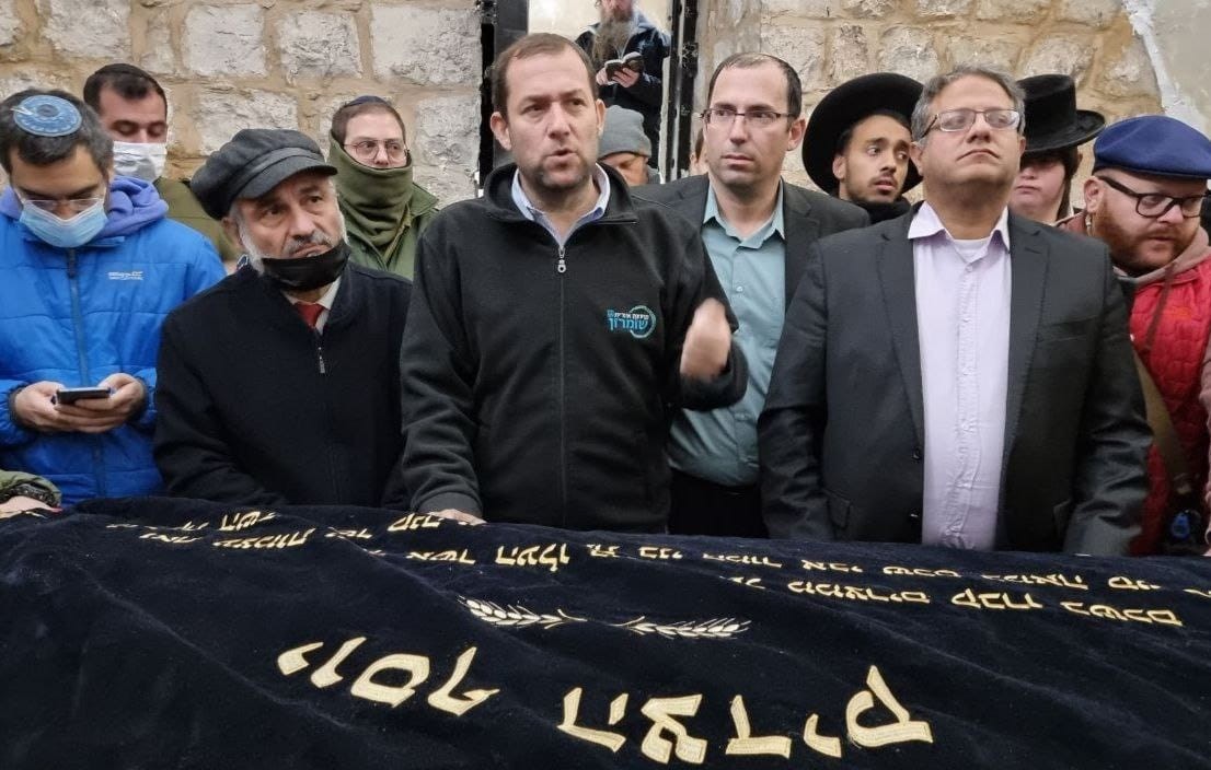 במהלך הלילה - ח"כים נכנסו לקבר יוסף: "להניף את דגל ישראל"