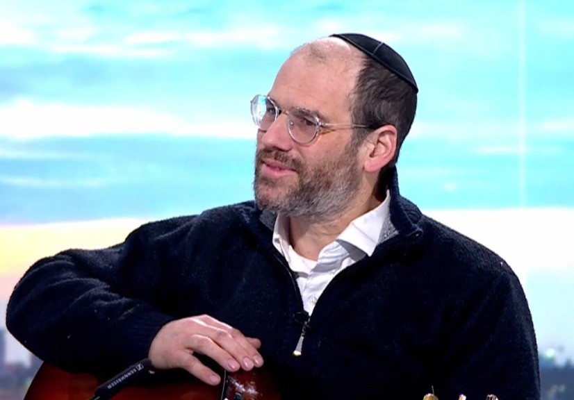 הזמר אהרון רזאל על סיפורו של ניצול השואה שמסופר דרך שיר