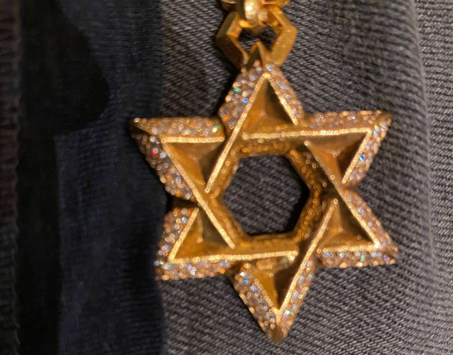 לאן נעלמה שרשרת מגן הדוד של הזמר היהודי דרייק?