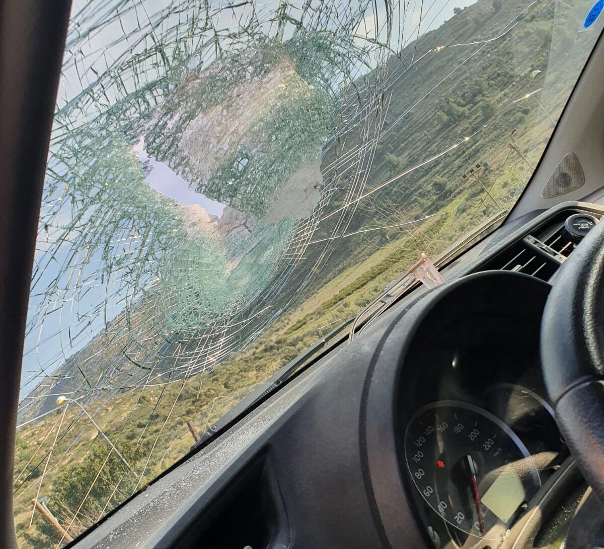 טרור אבנים בבנימין: בת 29 נפגעה קל מיידוי סלע על רכבה