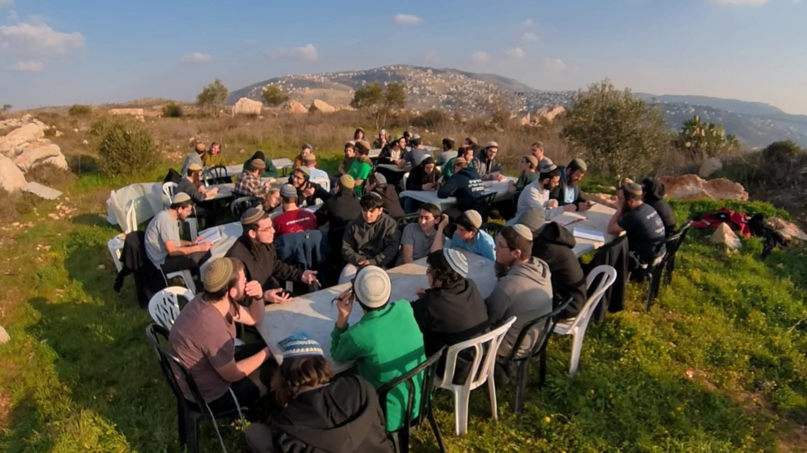 קובעים עובדות בשטח: ישיבת אביתר מתכנסת ללימוד בפתח היישוב