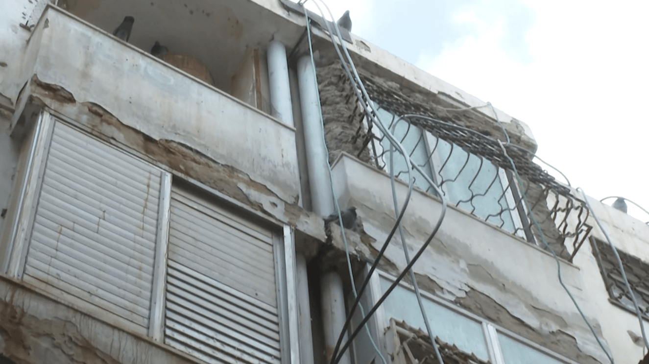 האישה שהרשויות הזניחו − וחיה בדירת חדר וחצי עם שלושת ילדיה