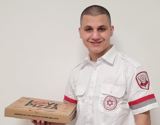 "ראיתי תינוקת מפרכסת": שליח הפיצה הציל חיים