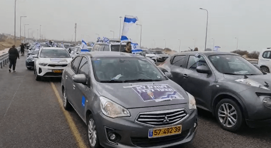 ‏"לעולם לא תצעד לבד": מאות רכבים בשיירת תמיכה לקיסריה