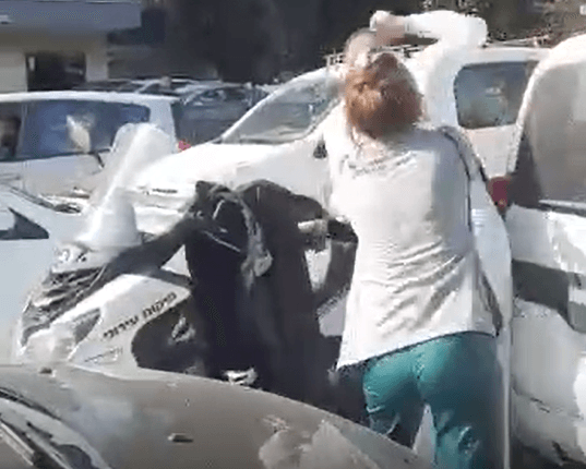 פקח בנהריה העיר לרוכב אופניים והותקף באלימות | תיעוד