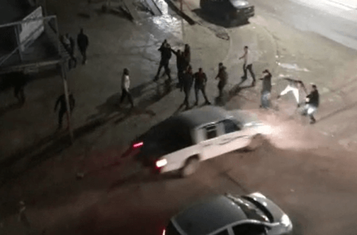 דוהר לעבר צעירים ודורס אחד מהם | תיעוד מקטטה ברהט